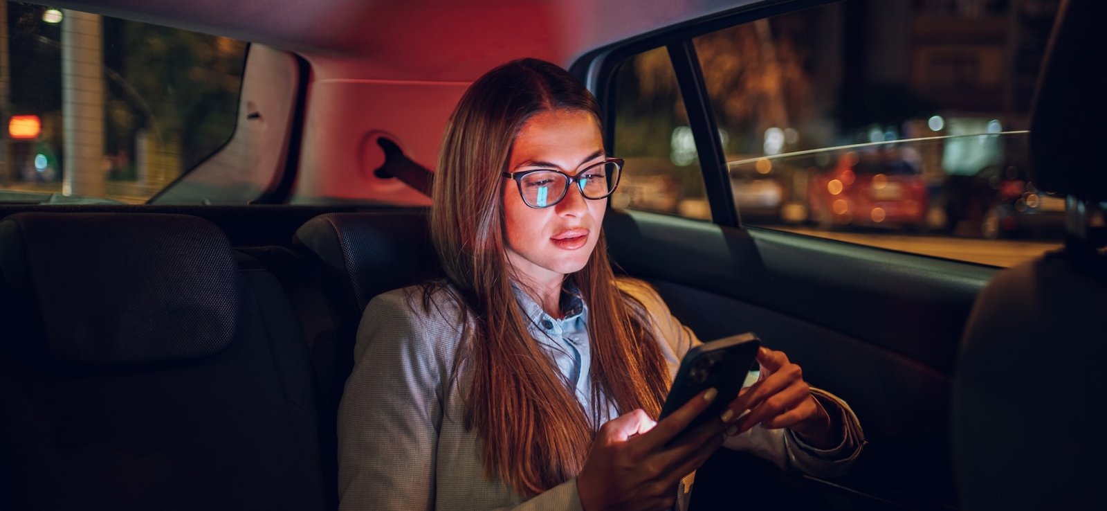 A evolução tecnológica das lentes fotocromáticas, filtros blue light, antirreflexo premium e tratamentos avançados