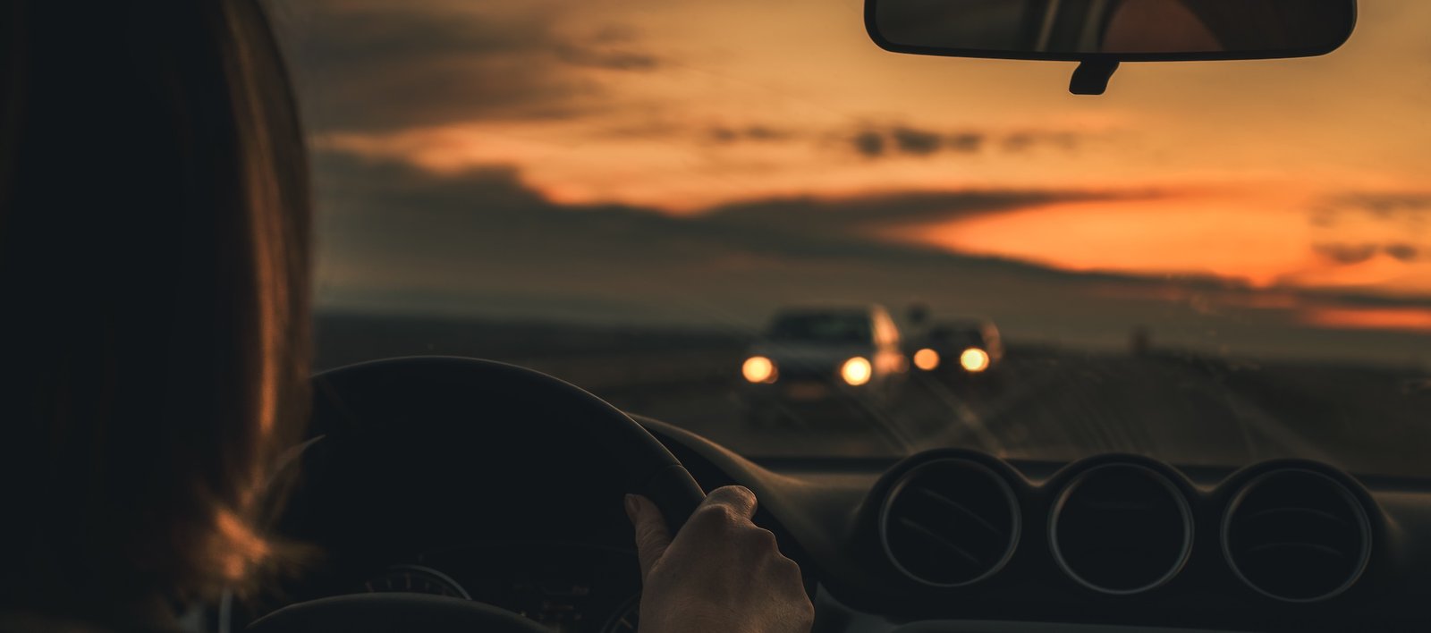 Conduzir ao pôr do sol e à noite: como reduzir o encandeamento nas viagens de verão