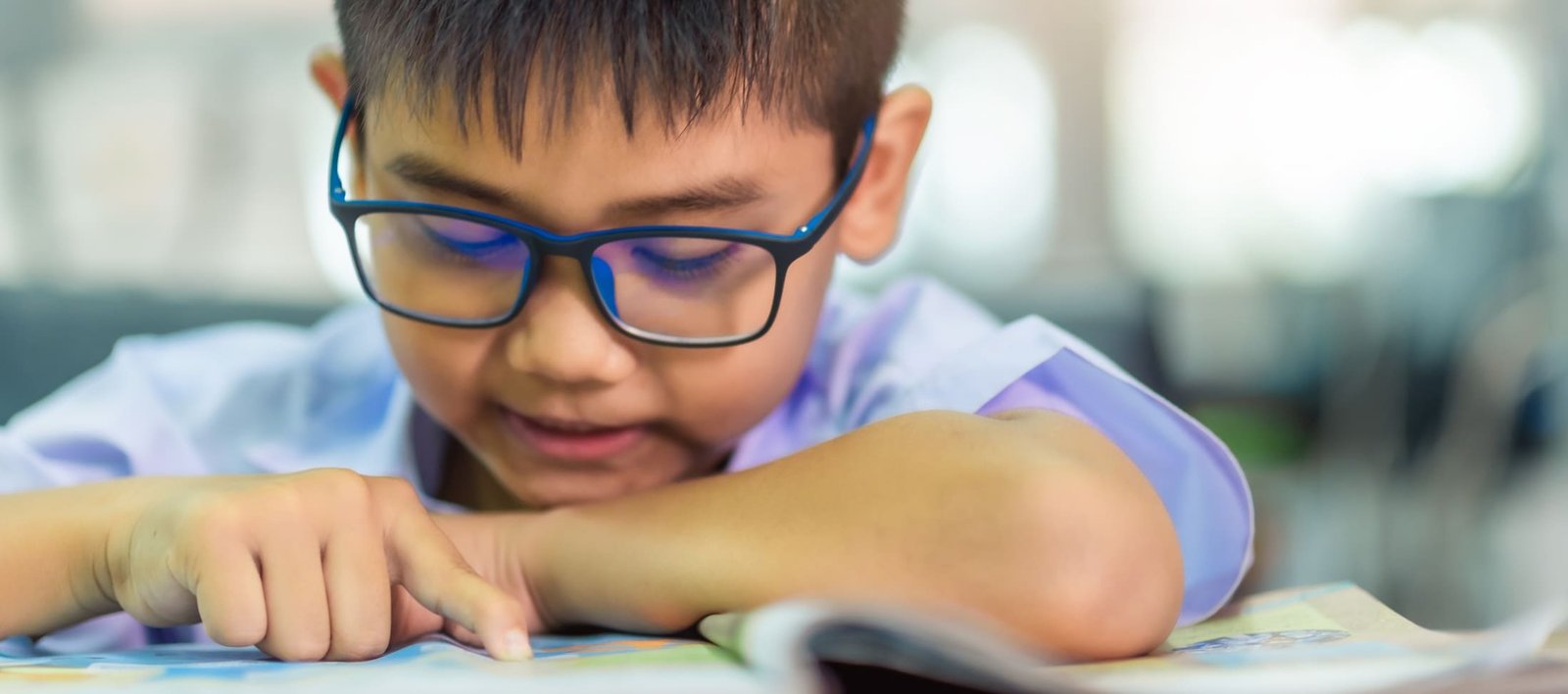 Visão infantil antes do regresso às aulas sinais a que os pais devem estar atentos