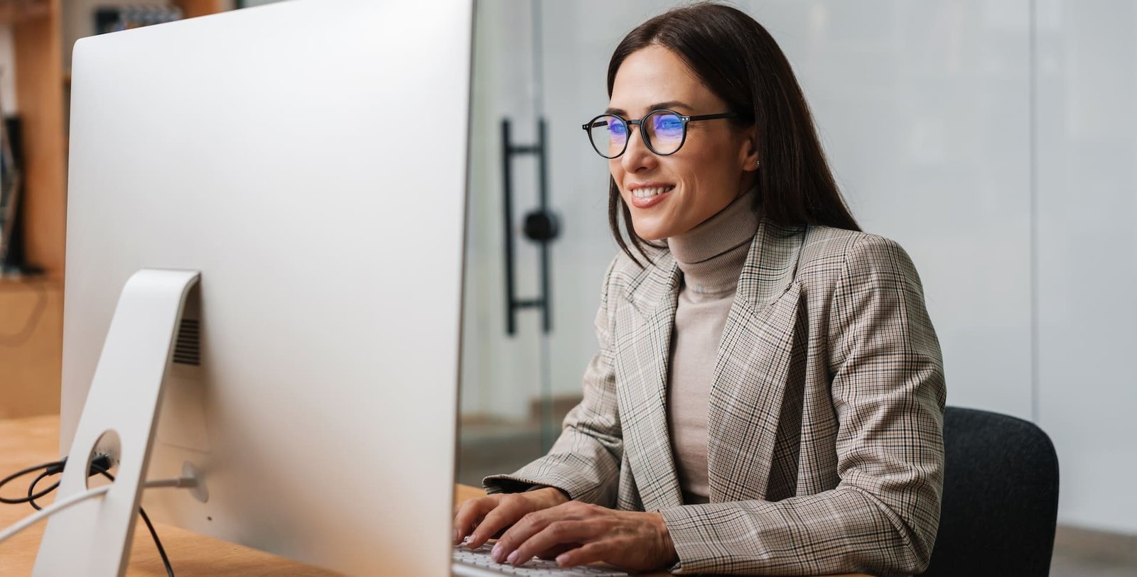 Óculos para trabalhar ao computador que lentes escolher para maior conforto visual